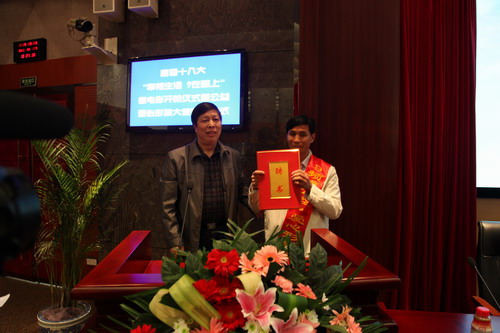 河南平頂山魯山縣電視臺(tái)的記者張朝岑，接過(guò)了河南電視臺(tái)9頻道總監(jiān)張克宣遞上的聘書(shū)。