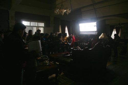 各路媒體記者探班《大河兒女》現(xiàn)場。