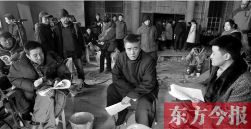 導(dǎo)演安建（左）、主演陳寶國等坐在一起說戲