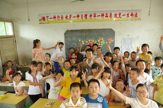 教室里，孩子們與夢(mèng)想墻合影