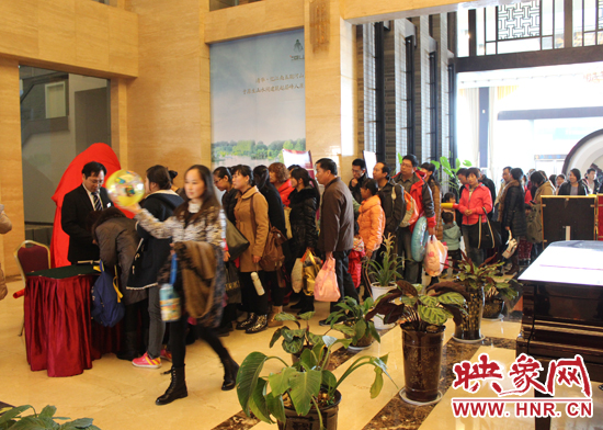 參與活動(dòng)的老師們排隊(duì)領(lǐng)取江南春溫泉門(mén)票