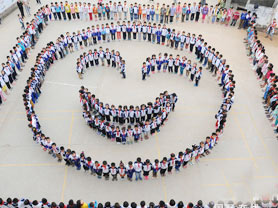 江西學(xué)童拼巨型笑臉迎國慶