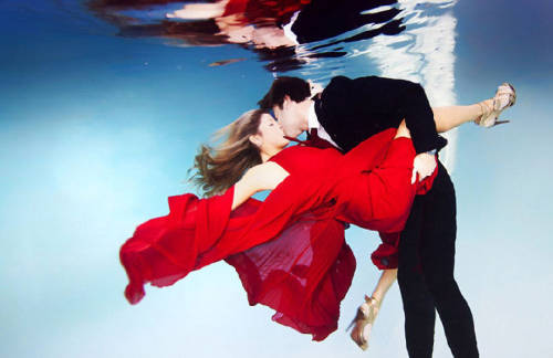 水下訂婚照成海外新潮流 水下訂婚照成海外新潮流