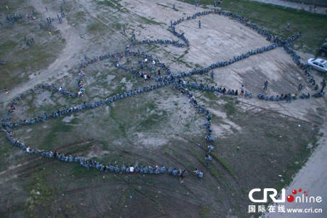 長春近千人湊成巨大愛心向女同學求愛