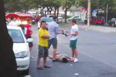 外籍男子當(dāng)街肩扛、腳踏醉漢