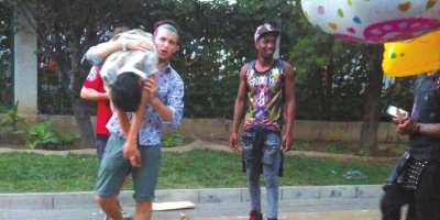 外籍男子當(dāng)街肩扛、腳踏醉漢