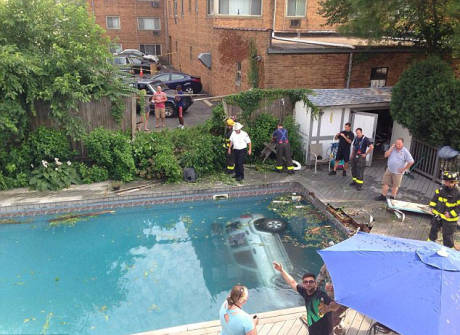 美女子駕車意外開(kāi)進(jìn)泳池嚇壞游泳者