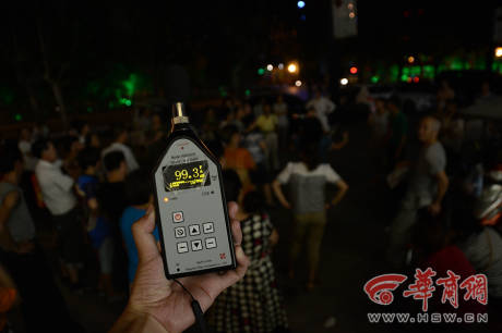 記者實(shí)地檢測(cè)廣場(chǎng)舞音響分貝