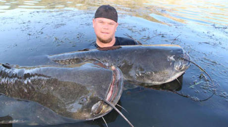 德國(guó)男子20分鐘捕獲2條巨大鲇魚