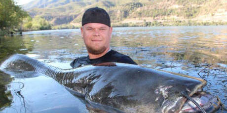 德國(guó)男子20分鐘捕獲2條巨大鲇魚