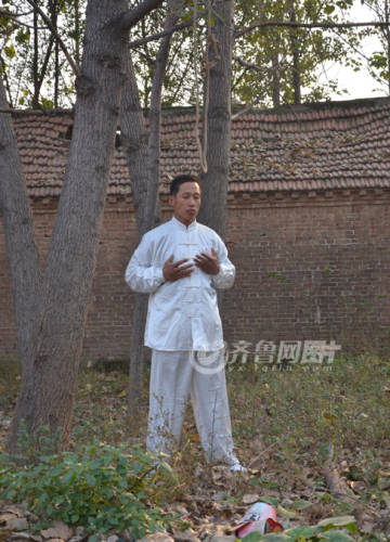 山東武術(shù)達人修煉“仙人掛畫”