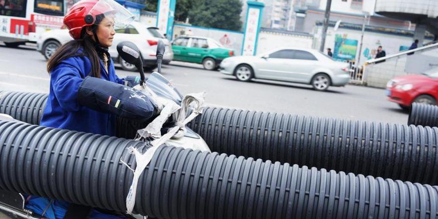 貴陽(yáng)現(xiàn)最牛摩姐 載超長(zhǎng)管穿梭車(chē)流