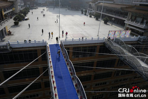 重慶現(xiàn)“最?！笨罩羞B廊 離地68.5米