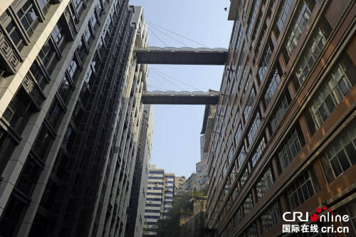 重慶現(xiàn)“最?！笨罩羞B廊 離地68.5米