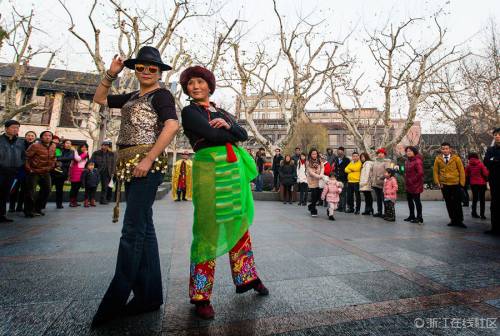 杭州老年舞蹈隊(duì)“雷人”走秀 杭州老年舞蹈隊(duì)“雷人”走秀