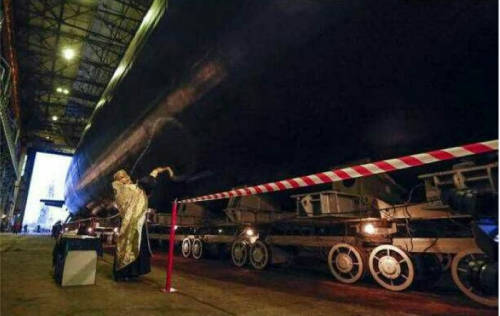 戰(zhàn)斗民族：牧師會(huì)開光能打槍懂賣萌