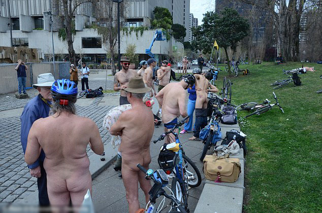 舊金山30人裸體騎車 抗議石油依賴 舊金山30人裸體騎車 抗議石油依賴