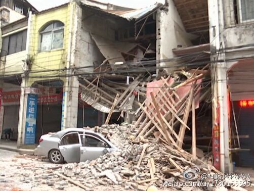 廣東一女司機逆行開車撞塌小樓 廣東一女司機逆行開車撞塌小樓