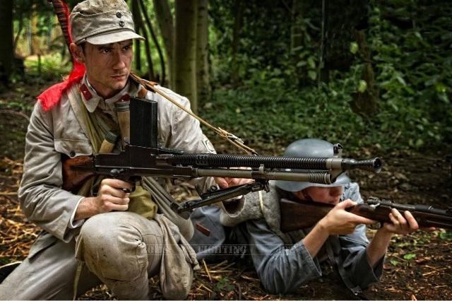 外國(guó)軍迷扮演中國(guó)抗戰(zhàn)軍人 外國(guó)軍迷扮演中國(guó)抗戰(zhàn)軍人