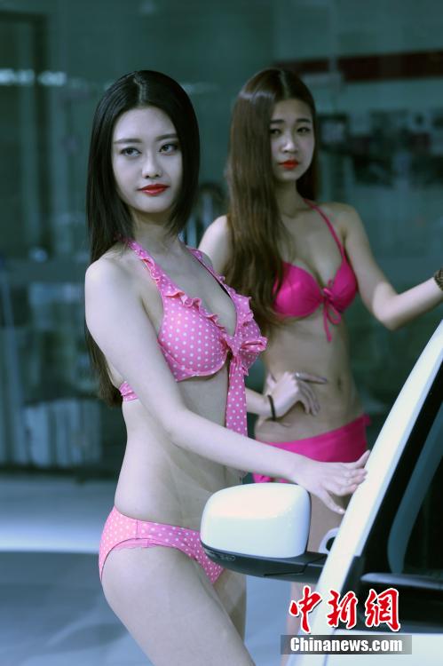 鄭州國際車展開幕 嫩模走秀引圍觀 鄭州國際車展開幕 嫩模走秀引圍觀