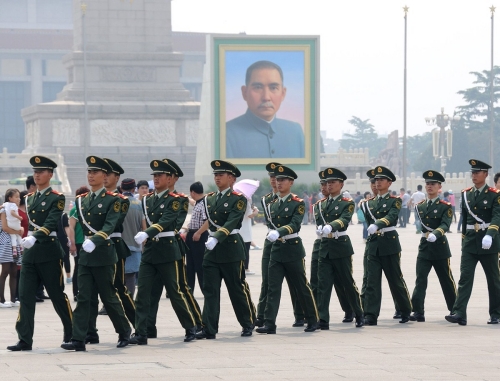 孫中山巨幅畫像亮相天安門廣場(chǎng) 孫中山巨幅畫像亮相天安門廣場(chǎng)