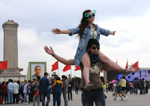 孫中山巨幅畫像亮相天安門廣場(chǎng) 孫中山巨幅畫像亮相天安門廣場(chǎng)