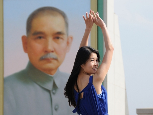 孫中山巨幅畫像亮相天安門廣場(chǎng) 孫中山巨幅畫像亮相天安門廣場(chǎng)