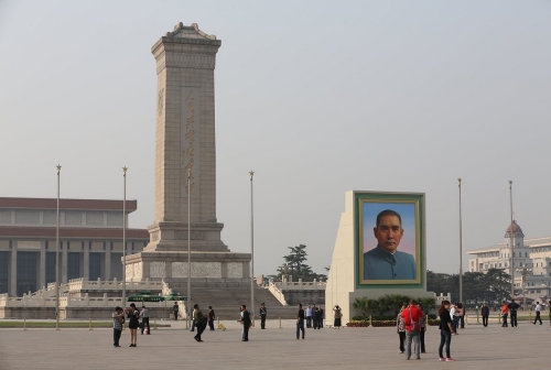 孫中山巨幅畫像亮相天安門廣場(chǎng) 孫中山巨幅畫像亮相天安門廣場(chǎng)