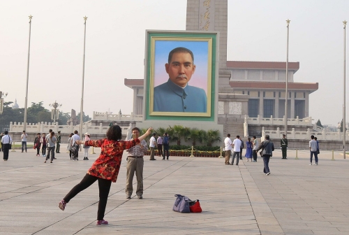 孫中山巨幅畫像亮相天安門廣場(chǎng) 孫中山巨幅畫像亮相天安門廣場(chǎng)