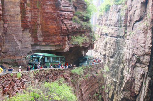 河南“絕壁長(zhǎng)廊”堵車(chē)