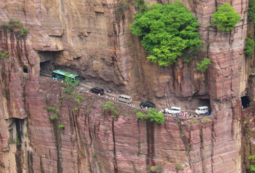 河南“絕壁長(zhǎng)廊”堵車(chē)