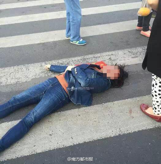 女子過(guò)路闖紅燈遭協(xié)管員鐵錘爆頭 女子過(guò)路闖紅燈遭協(xié)管員鐵錘爆頭