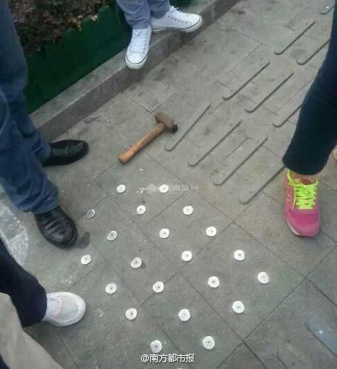 女子過(guò)路闖紅燈遭協(xié)管員鐵錘爆頭 女子過(guò)路闖紅燈遭協(xié)管員鐵錘爆頭