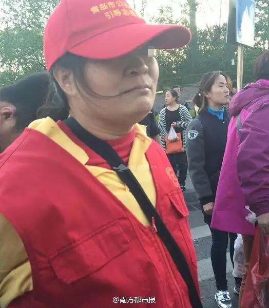 女子過(guò)路闖紅燈遭協(xié)管員鐵錘爆頭 女子過(guò)路闖紅燈遭協(xié)管員鐵錘爆頭