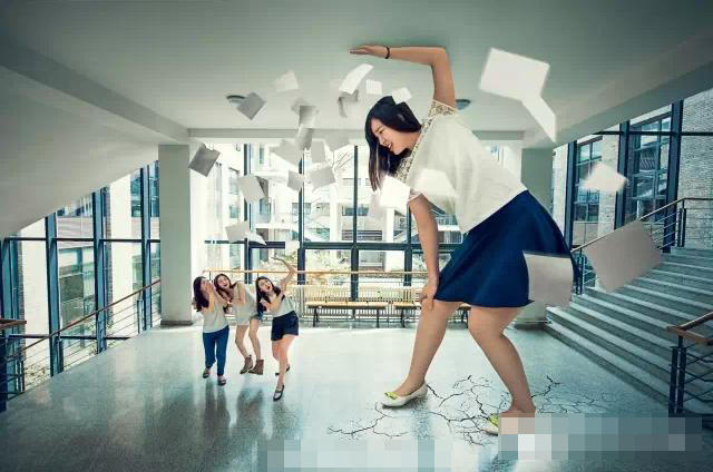 大學(xué)畢業(yè)爭拍創(chuàng)意照 北大女生化身巨人 大學(xué)畢業(yè)爭拍創(chuàng)意照 北大女生化身巨人