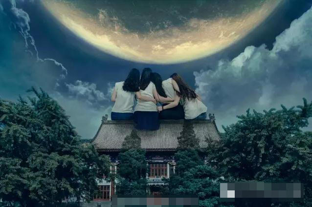 大學(xué)畢業(yè)爭拍創(chuàng)意照 北大女生化身巨人 大學(xué)畢業(yè)爭拍創(chuàng)意照 北大女生化身巨人