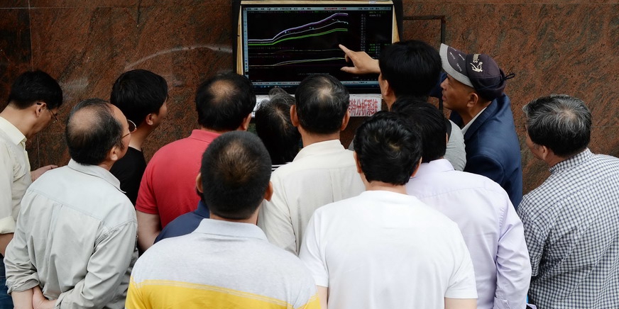 上海街頭再現“馬路股市沙龍”