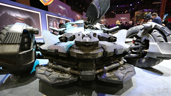 《蝙蝠俠大戰(zhàn)超人》新款戰(zhàn)車(chē)