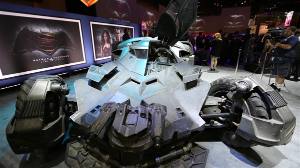 《蝙蝠俠大戰(zhàn)超人》新款戰(zhàn)車(chē)