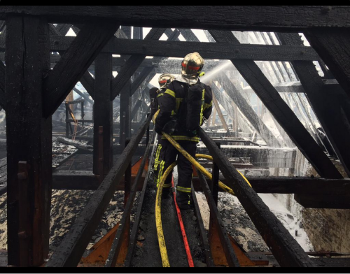 法國19世紀教堂失火 頂部燒毀 法國19世紀教堂失火 頂部燒毀