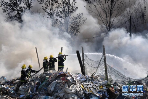 山東村民上墳引發(fā)大火 濃煙滾滾 山東村民上墳引發(fā)大火 濃煙滾滾