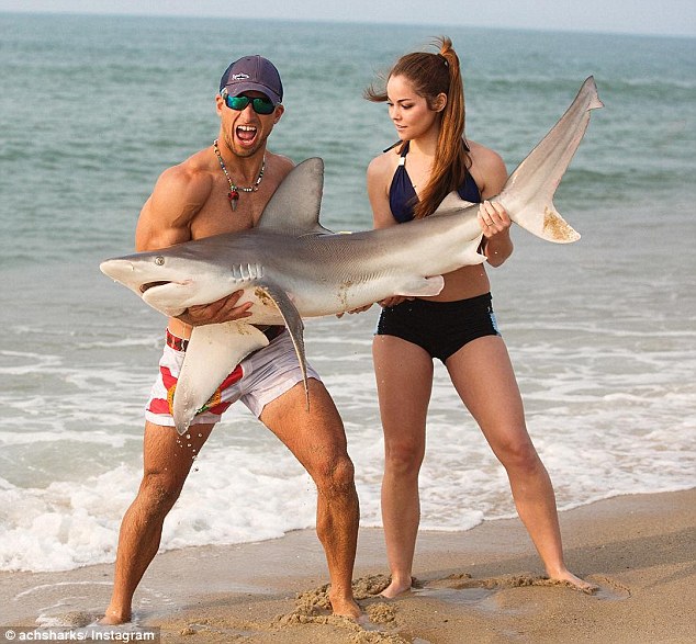 男子徒手抓鯊魚走紅網(wǎng)絡(luò) 男子徒手抓鯊魚走紅網(wǎng)絡(luò)