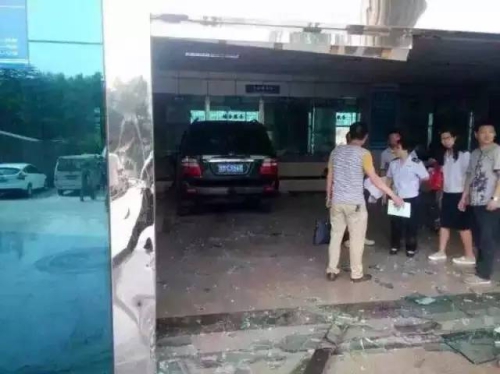 河南一越野車開進(jìn)國稅局大廳