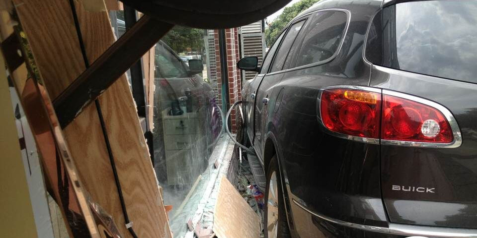 油門當(dāng)剎車 越野車差點沖進理發(fā)店 油門當(dāng)剎車 越野車差點沖進理發(fā)店