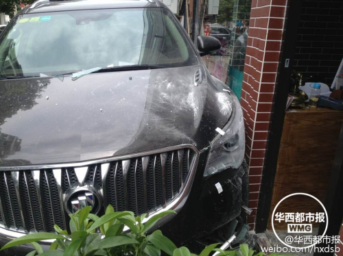 油門當(dāng)剎車 越野車差點沖進理發(fā)店 油門當(dāng)剎車 越野車差點沖進理發(fā)店