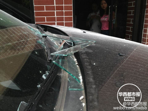 油門當(dāng)剎車 越野車差點沖進理發(fā)店 油門當(dāng)剎車 越野車差點沖進理發(fā)店