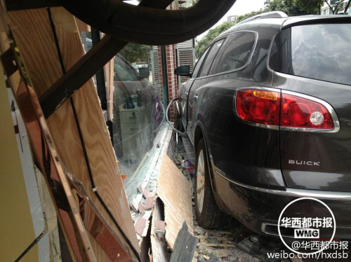 油門當(dāng)剎車 越野車差點沖進理發(fā)店 油門當(dāng)剎車 越野車差點沖進理發(fā)店