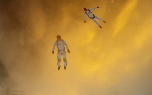 三名男子從四千米高空跳傘 挑戰(zhàn)極限 三名男子從四千米高空跳傘 挑戰(zhàn)極限