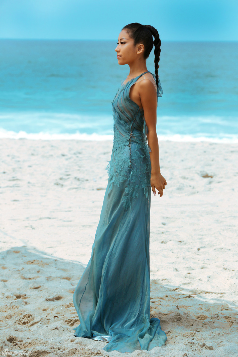 吉克雋逸沙灘深V寫(xiě)真