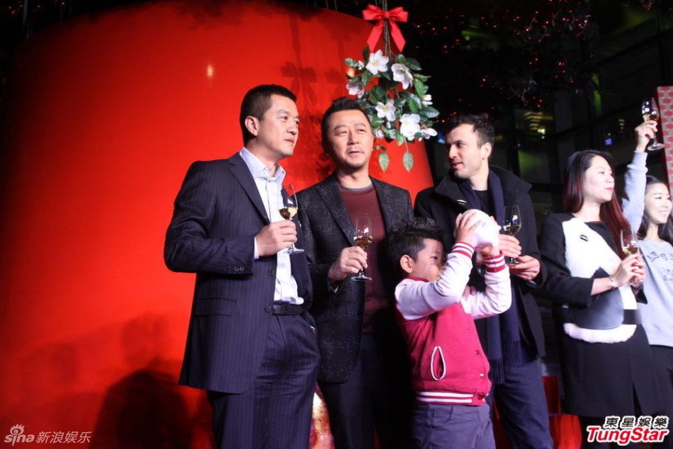 李亞鵬、郭濤父子相活動